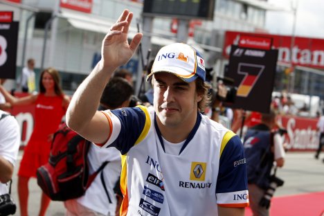 Fernando Alonso har mange bolde i luften for tiden